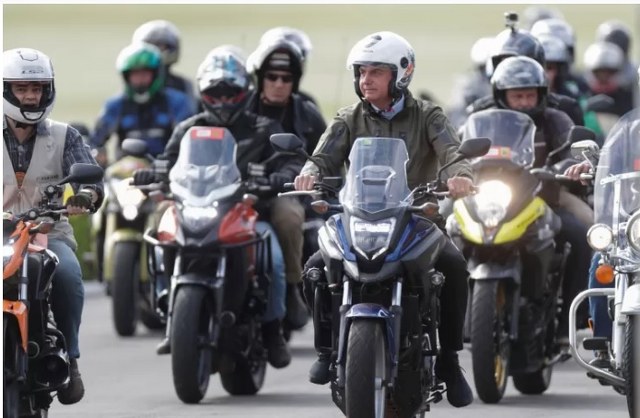 Presidente Bolsonaro em passeio moto ciclístico