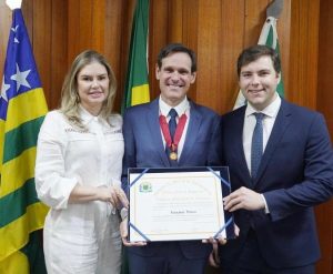 Lucas Kitão entrega Medalha Mérito do Agronegócio a Lissauer Vieira