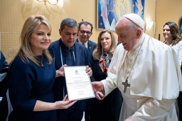 Flavia e George Morais encontro com o Papa