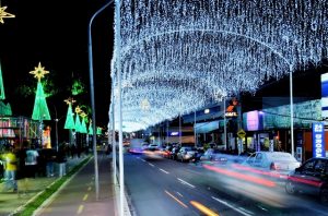 Prefeito Vilmar Mariano fará o acendimento oficial das luzes de Natal no Parque da Família, às 19h; público poderá conferir a decoração especial em diversas avenidas espalhadas por toda a cidade