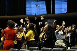 votação comemorada_Flávia Morais800x530 (1)