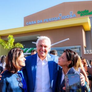 Filhas de Iris, Ana Paula e Adriana Rezende ao lado de Ronaldo Caiado_
