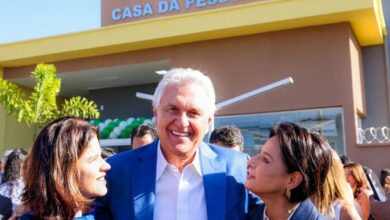 Filhas de Iris, Ana Paula e Adriana Rezende ao lado de Ronaldo Caiado_