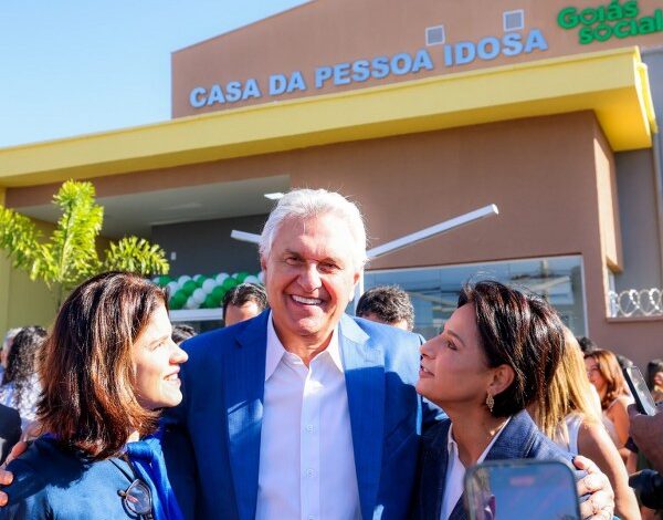 Filhas de Iris, Ana Paula e Adriana Rezende ao lado de Ronaldo Caiado_