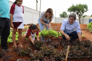 Hosta nas escolas de Aparecida (1)_