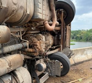 caminhão tombado tocantis