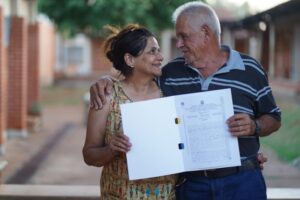 Casal-com-escritura-da-casa-propria_Agehab