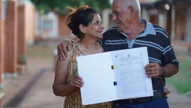 Casal-com-escritura-da-casa-propria_Agehab
