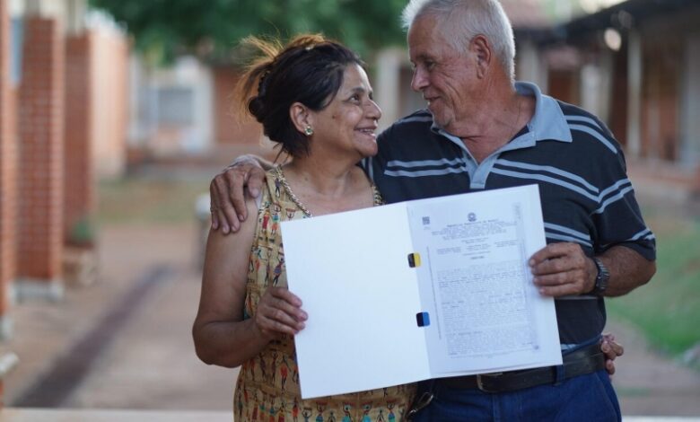 Casal-com-escritura-da-casa-propria_Agehab