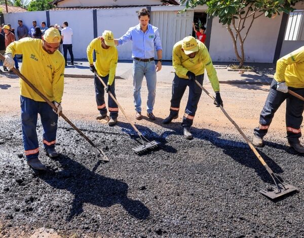 Daniel-Vilela-em-obra-de-asfalto-do-Goias-em-Movimento_Secom_600x600