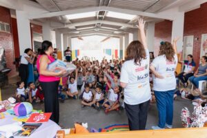 Livros, autores e estudantes em encontro promovido pela FLIPIRI cred Itinerante MIGUEL ARMOND.