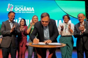 Sandro Mabel assinando_
