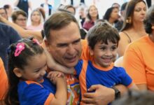 Sandro Mabel Prefeito feliz com as crianças